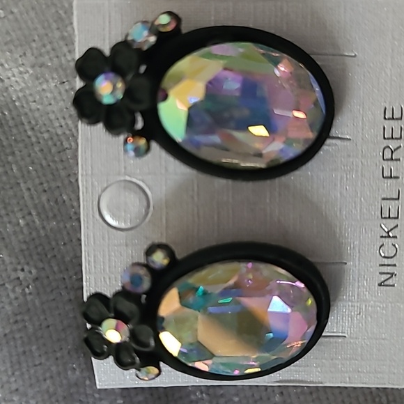 NWT Crystal Stud Earrings - Picture 2 of 3